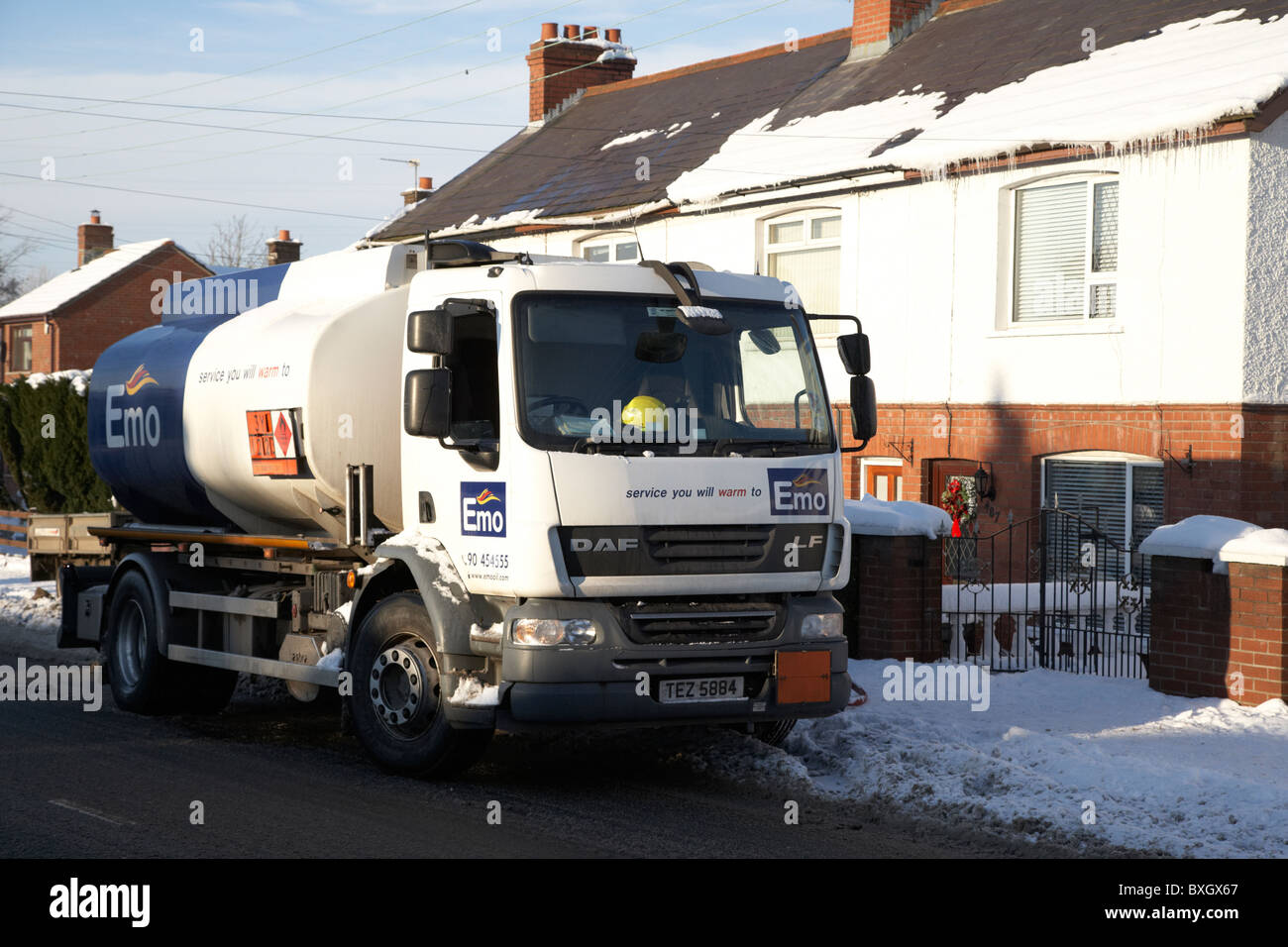 Famiglia home olio per riscaldamento consegna in neve su un freddo inverni nevosi giorno Irlanda del Nord Foto Stock