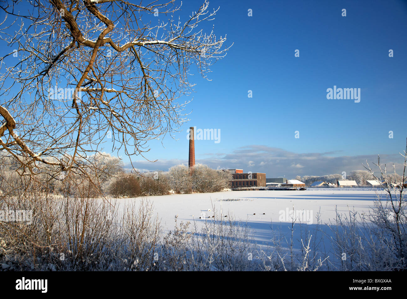 Newtownabbey borough consiglio hq mossley mill e mossley lago congelato in un freddo inverni nevosi giorno Irlanda del Nord Foto Stock