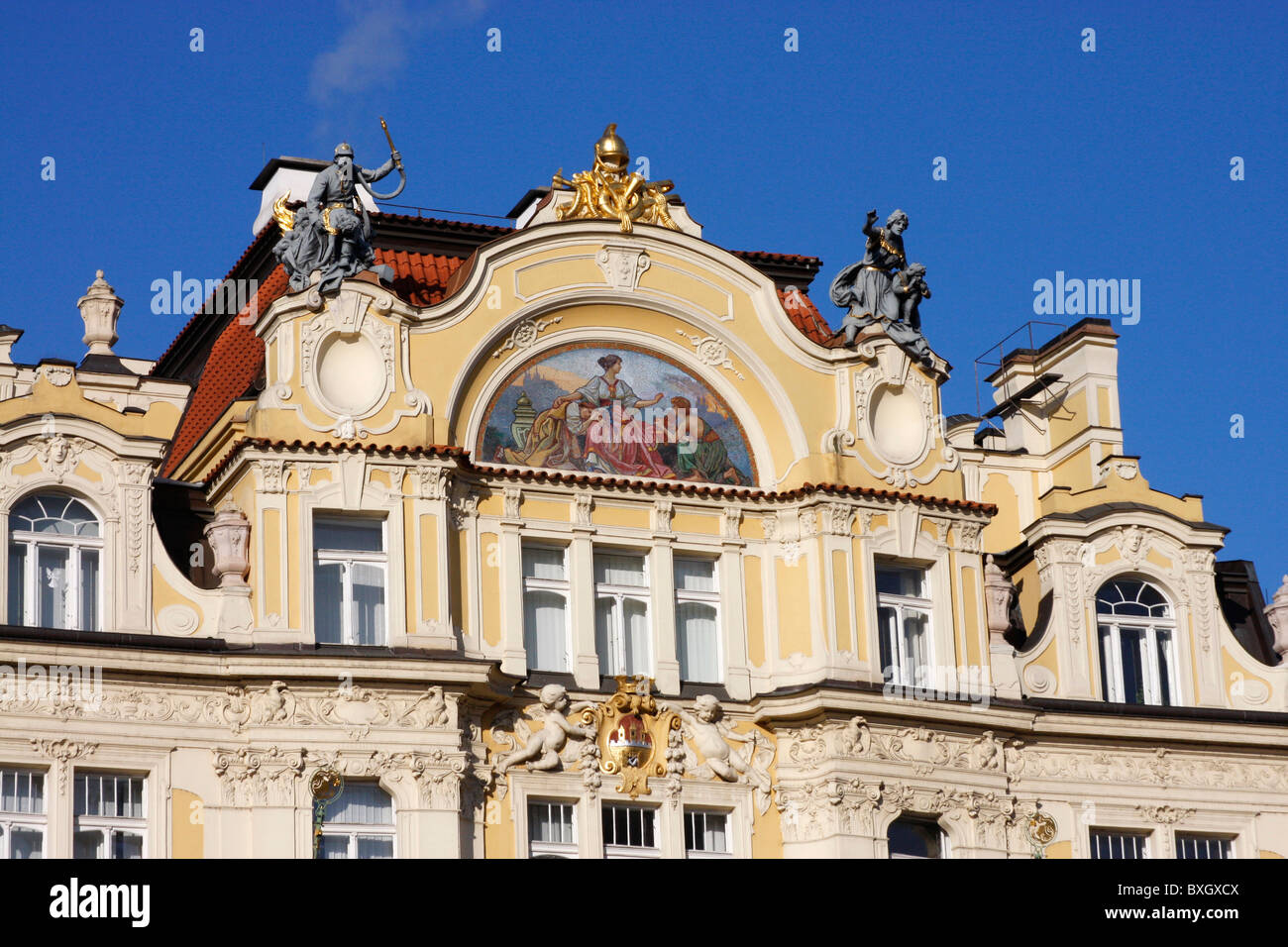 Splendidamente dipinte e facciata decorata di uno degli straordinari edifici nella Piazza della Città Vecchia, Praga, Repubblica Ceca Foto Stock