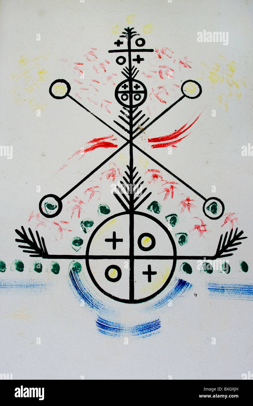 Simbolo mitologico della tradizione religiosa afro-cubana, tratto dalle mura di Santiago de Cuba, Cuba. Foto Stock