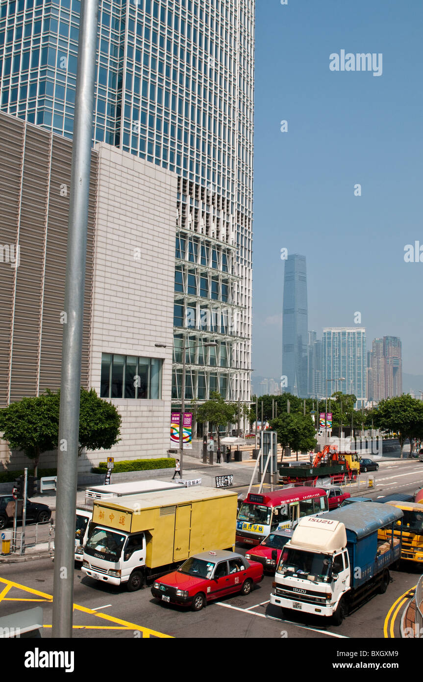 Il traffico stradale e la IFC 2, Isola di Hong Kong, Cina Foto Stock