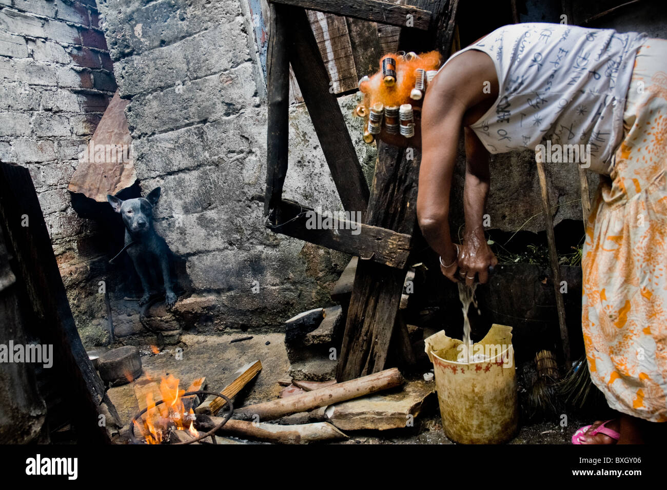 Una donna cubana prepara un palo religione cerimonia nel cortile della sua casa a Santiago de Cuba, Cuba. Foto Stock