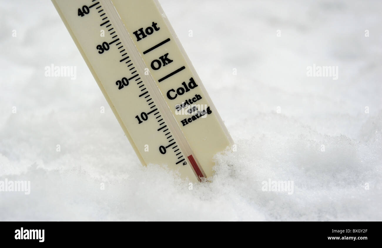 Termometro in inverno la neve che mostra meno temperatura con interruttore sul segno di riscaldamento REGNO UNITO Foto Stock