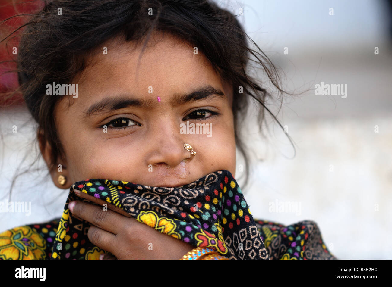 Una giovane ragazza tribali da Kutch, una regione del Gujarat in India. Foto Stock