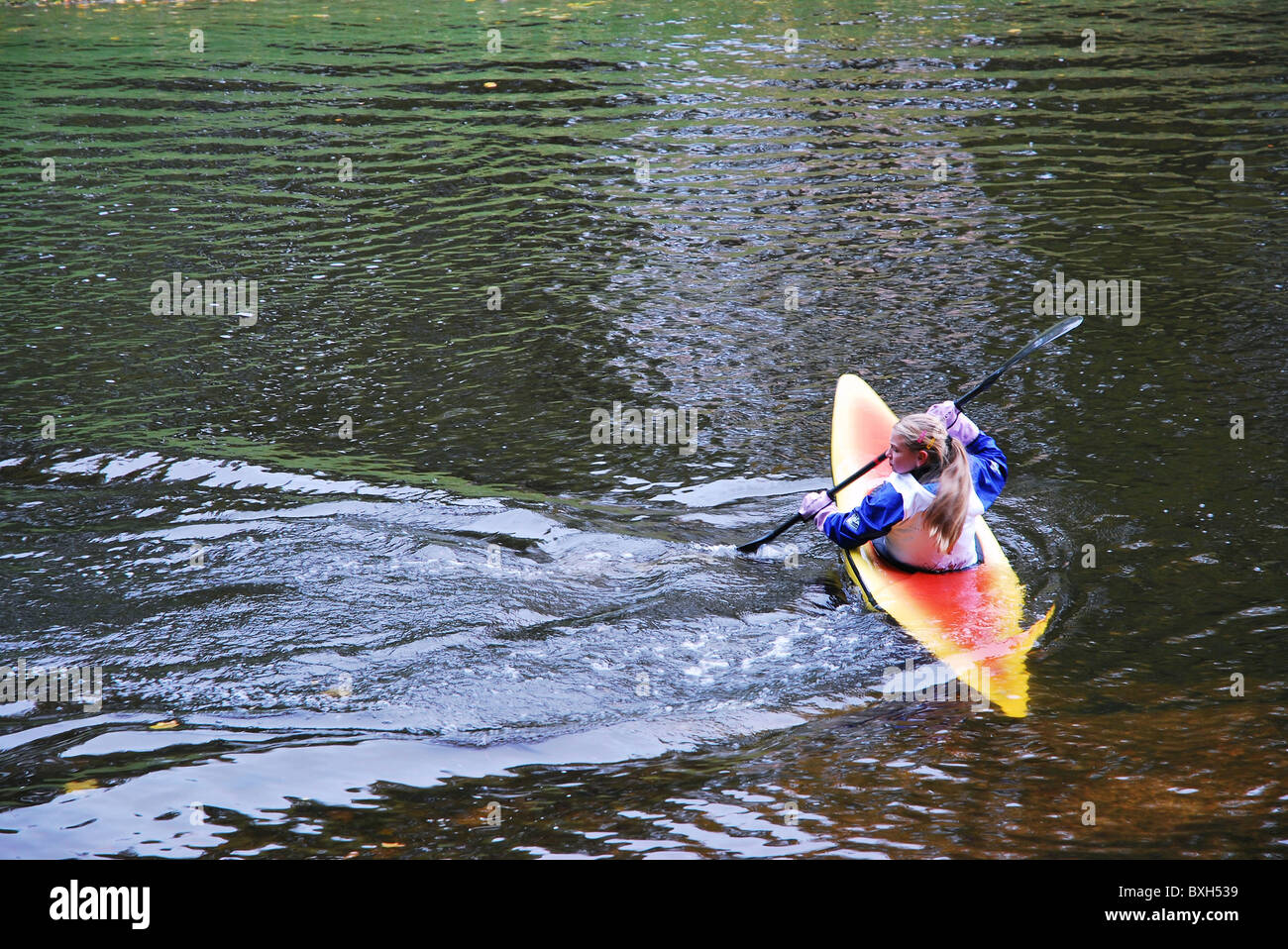 11 anno vecchia ragazza in canoa. Foto Stock