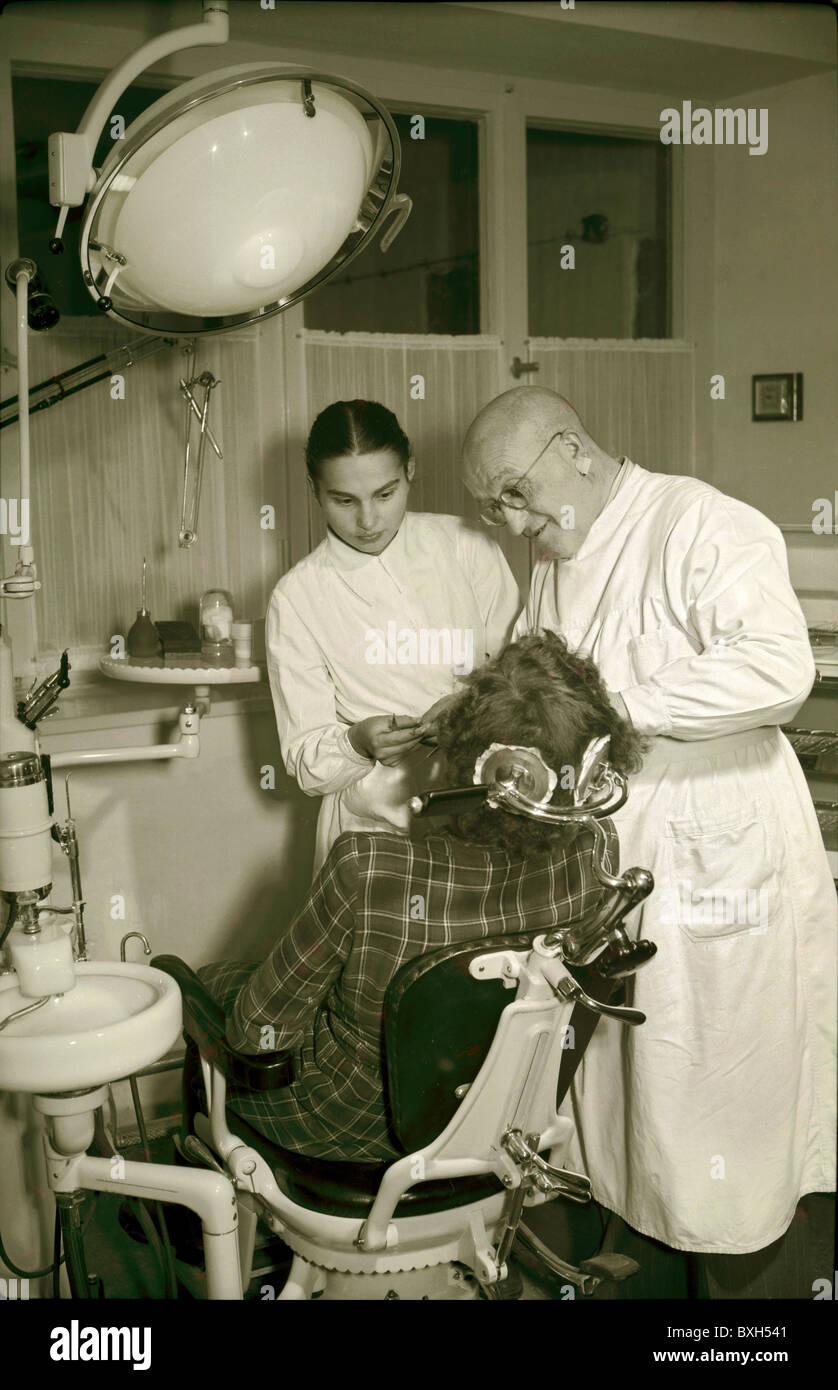 Medicina, odontoiatria, dentista durante il trattamento, Bavaria, 1952, diritti-aggiuntivi-clearance-non disponibile Foto Stock