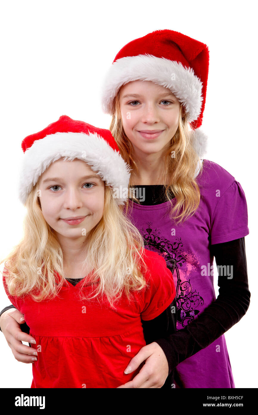 Due ragazze con cappello di Natale su sfondo bianco Foto Stock