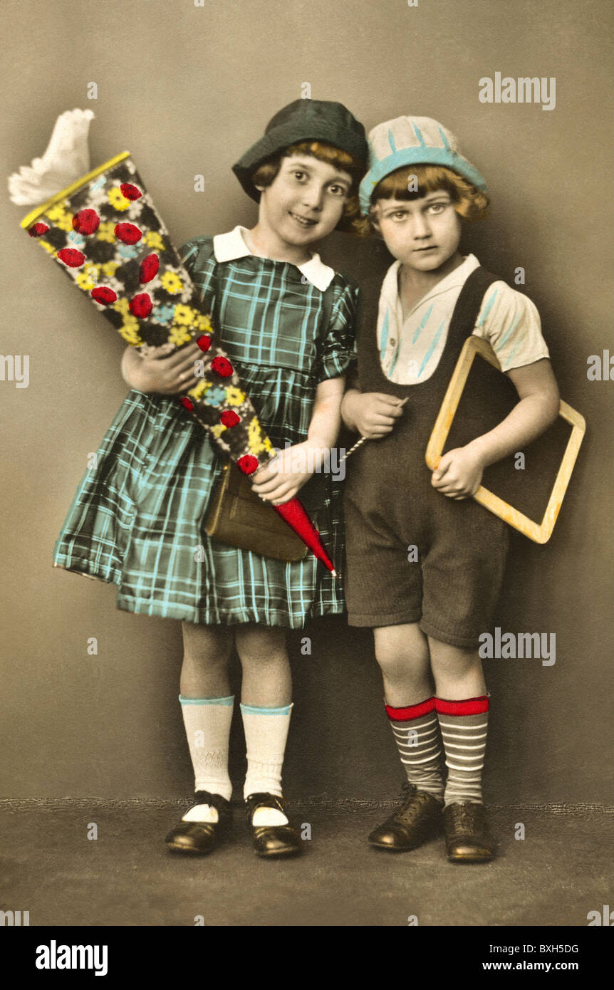Istruzione, scuola, iscrizione, ragazza e ragazzo con il cono della scuola, biglietto d'auguri, Germania, circa 1927, diritti aggiuntivi-clearences-non disponibile Foto Stock