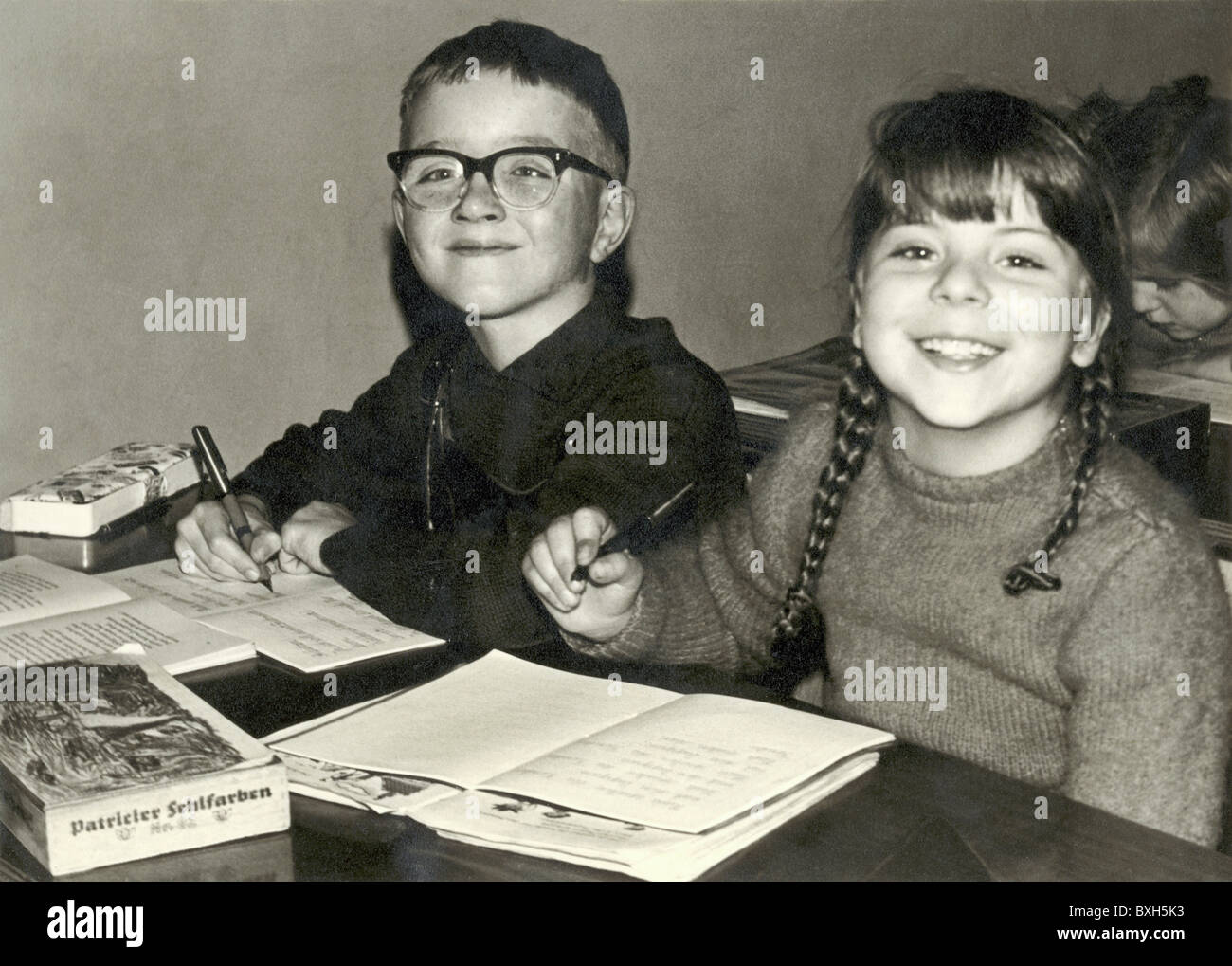 Istruzione, scuola, alunni, scolaro tedesco di primo grado Wolfgang Weber e studentessa spagnola Angelika Bartos imparando insieme in una scuola elementare a Wickede, Nord Reno-Westfalia, Germania, ottobre 1966, diritti aggiuntivi-clearences-non disponibili Foto Stock