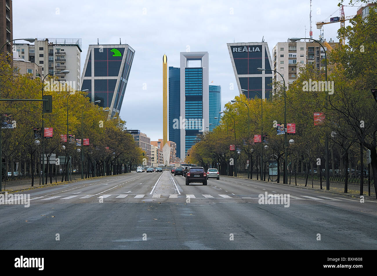 Paseo de la Castellana nella città di Madrid con le famose torri Kio o gate di Europa in Plaza Castilla, Spagna. Foto Stock