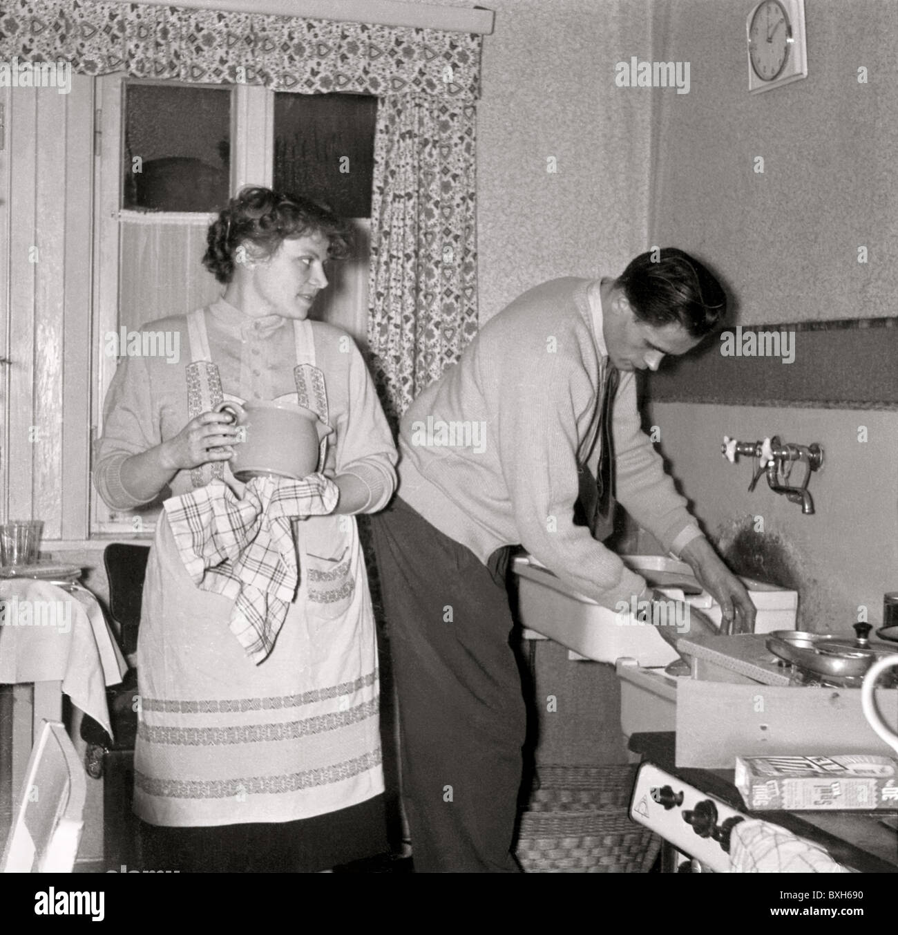 Persone, coppie, famiglie, coppie sposate durante il lavoro domestico, Berlino, Germania, 1957, diritti aggiuntivi-clearences-non disponibile Foto Stock