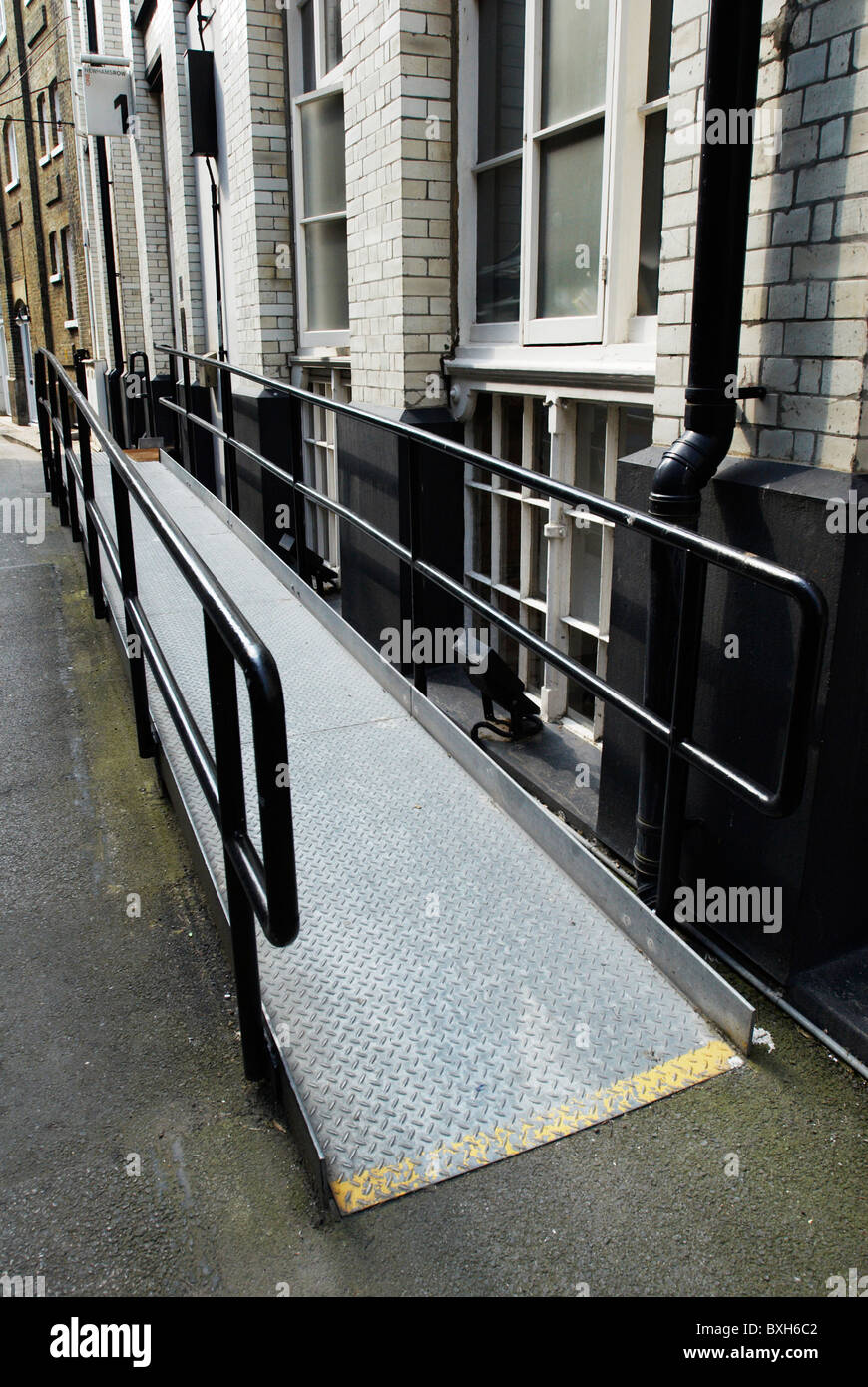 Accesso per la sedia a rotelle per un ingresso di edifici South London REGNO UNITO Foto Stock