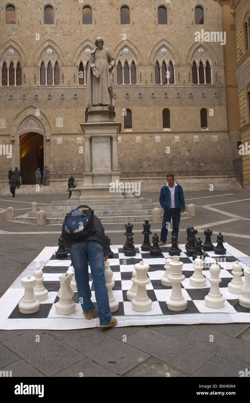 Gioco di scacchi in Piazza Salimbeni central Siena Toscana Italia centrale Europa Foto Stock