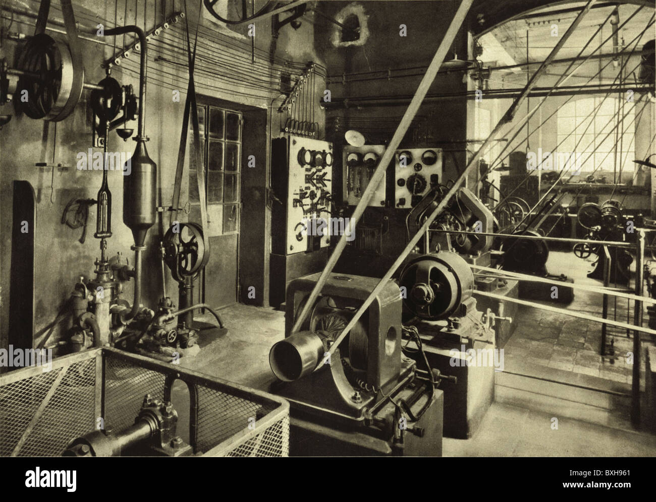 Industria, fabbrica, enineroom del mulino della seta Banfi, Italia, circa 1920, diritti aggiuntivi-clearences-non disponibile Foto Stock