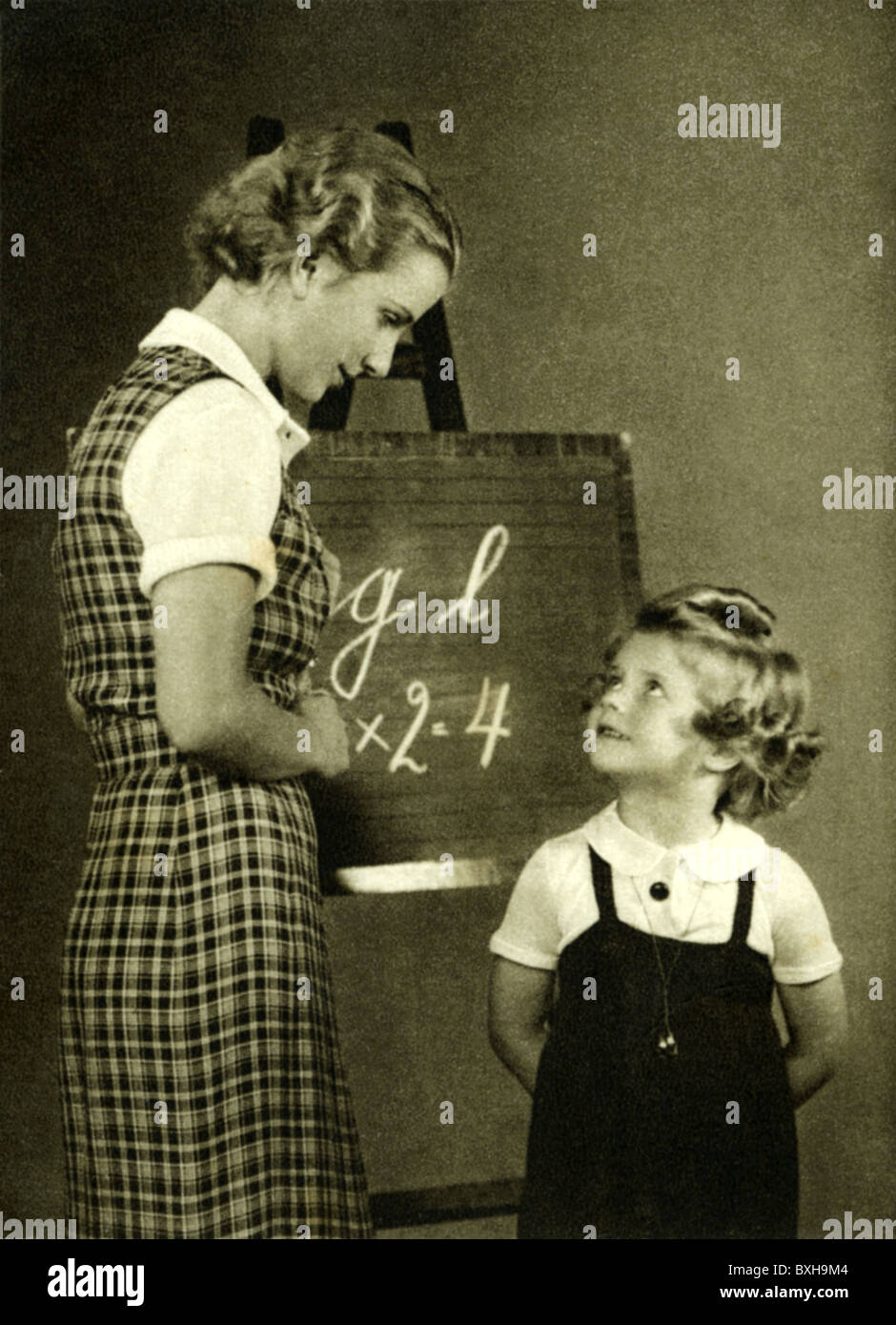 Istruzione, scuola, primo grado, insegnante con scolaretta di fronte a una lavagna, Germania, circa 1937, diritti aggiuntivi-clearences-non disponibile Foto Stock