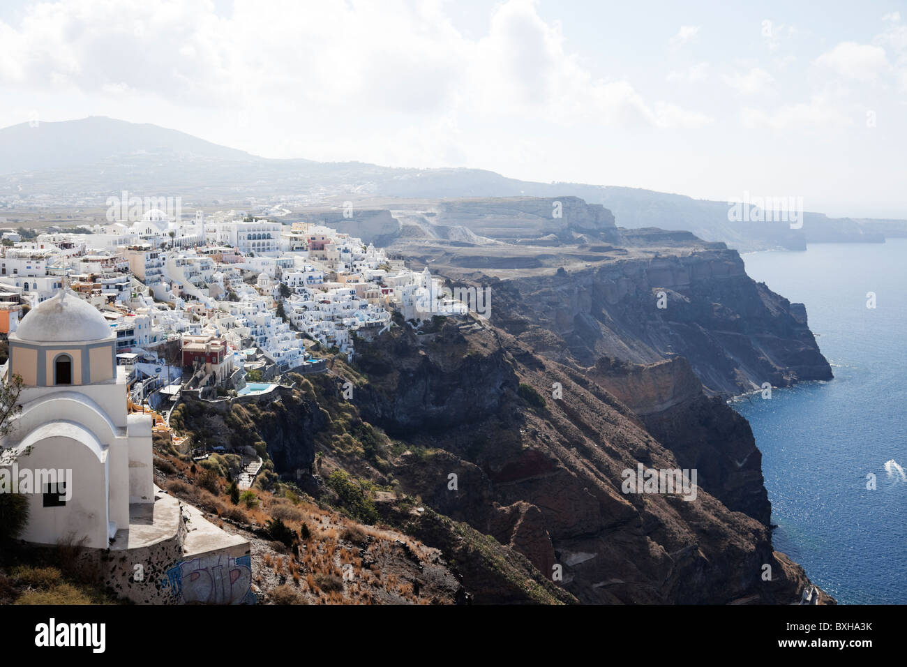 Fira, sulla sommità di Santorini e la spettacolare crescent, pieno di ristoranti e bar che guardano sul mare. Foto Stock