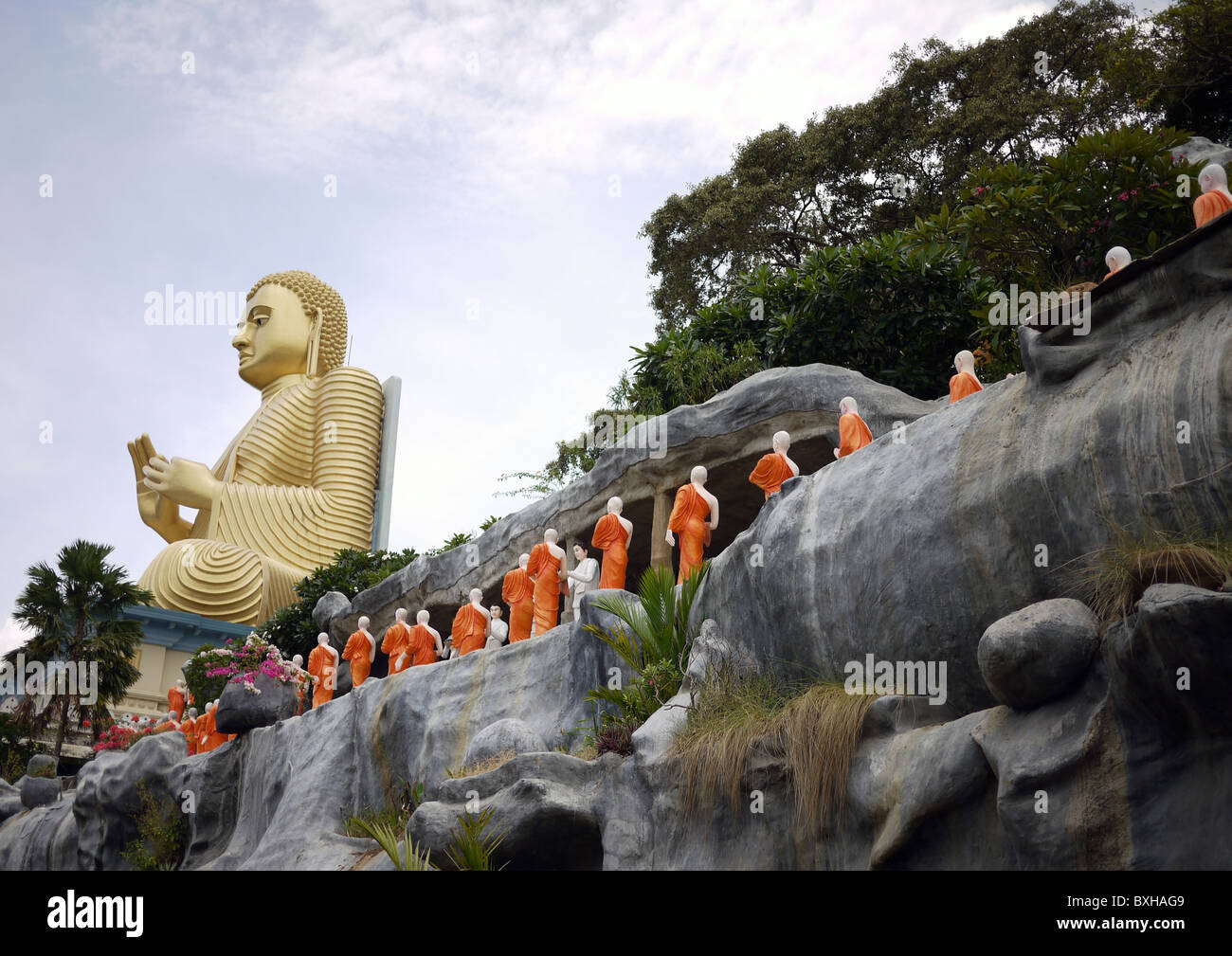 Grande Buddha vicino all'ingresso della grotta di Dambulla templi, Sri Lanka Foto Stock