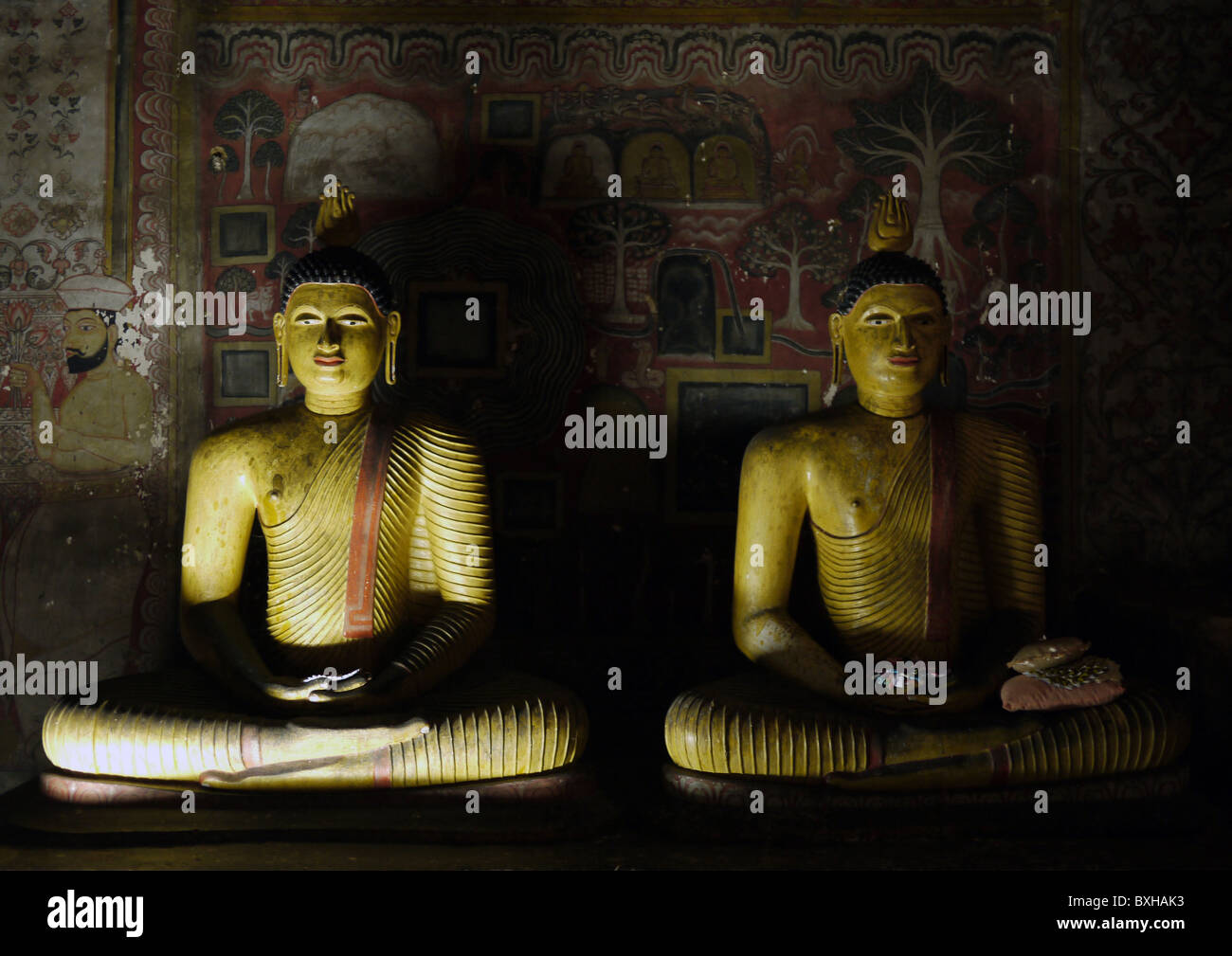 Buddha seduto presso la grotta di Dambulla templi, Sri Lanka Foto Stock