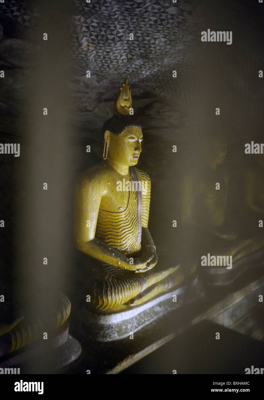Buddha seduto presso la grotta di Dambulla templi, Sri Lanka Foto Stock