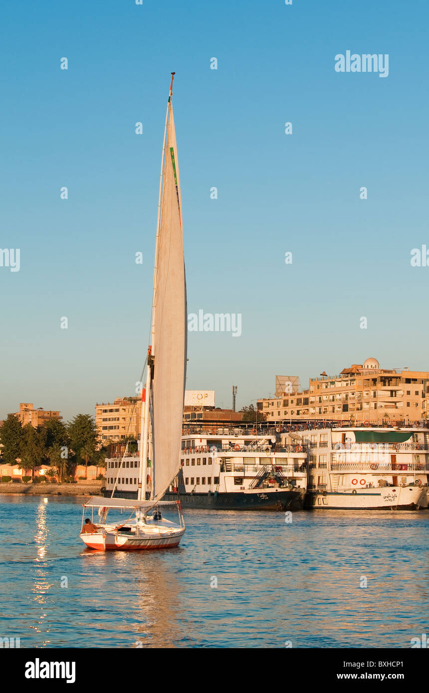 Egitto, Aswan. Traversata in Felucca sul Nilo vicino a Aswan. Foto Stock