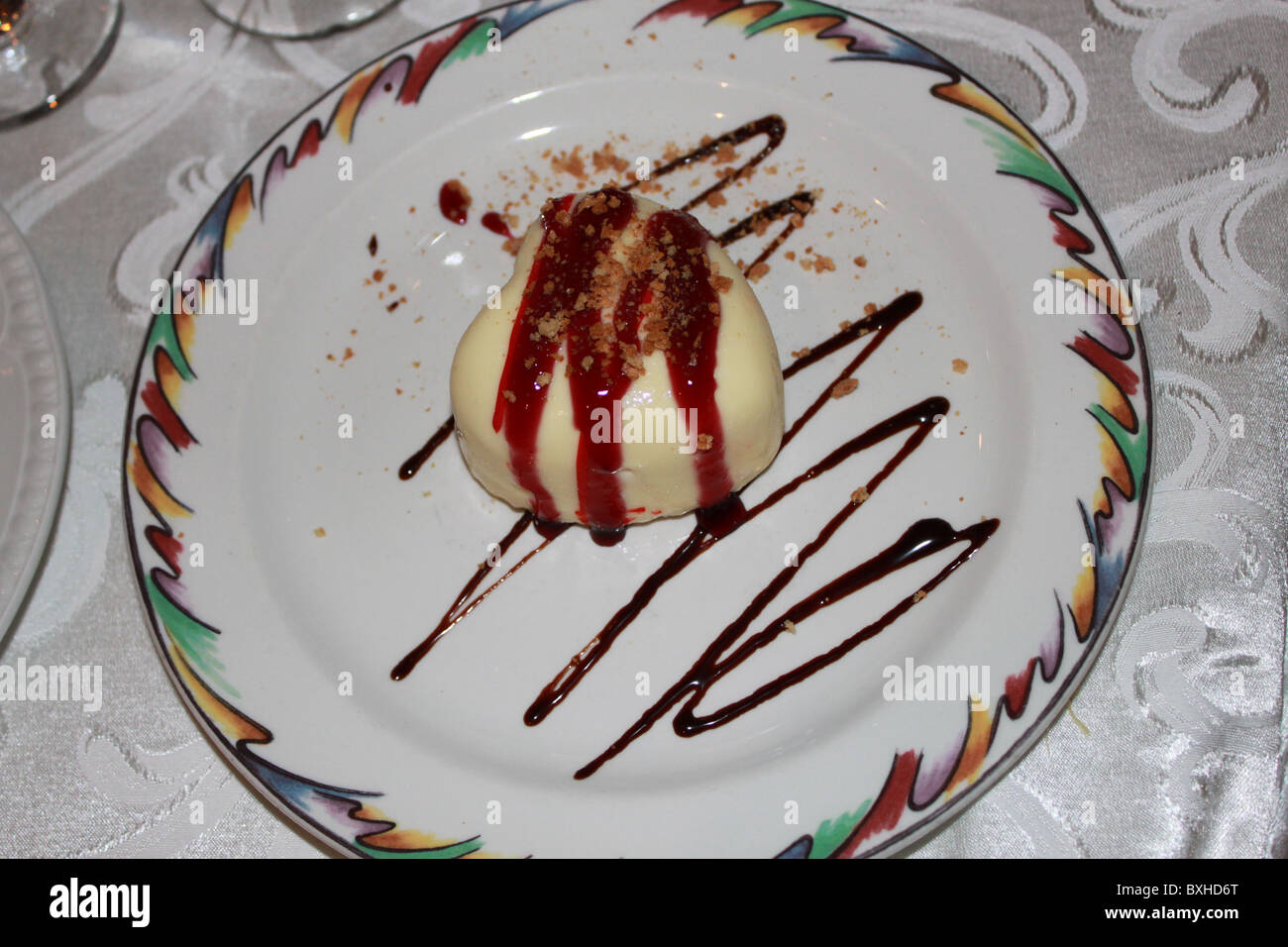 Bianco di gelato al cioccolato con salsa di fragole Foto Stock