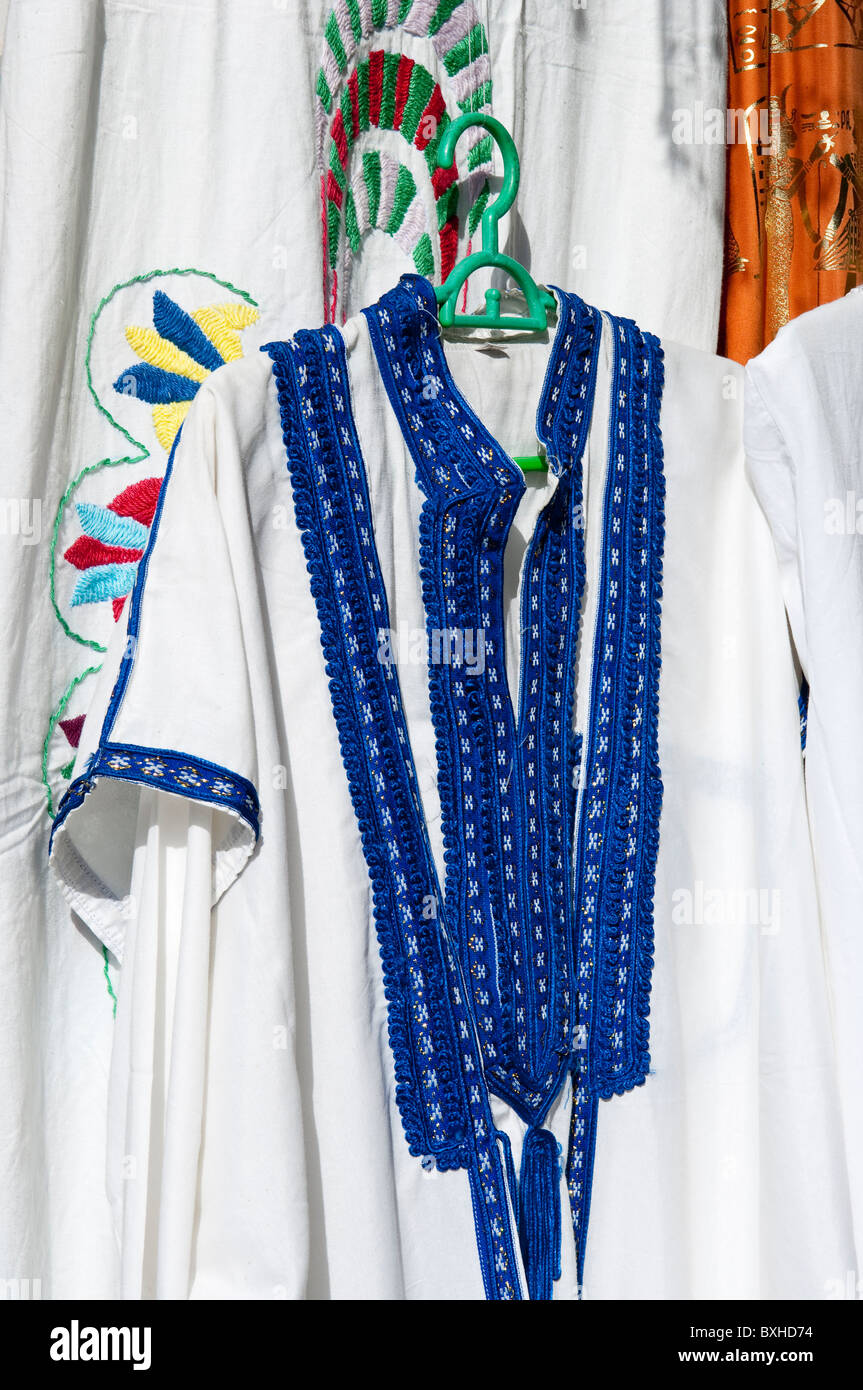 Egitto, Assuan. Abbigliamento locale al mercato Assuan. Foto Stock