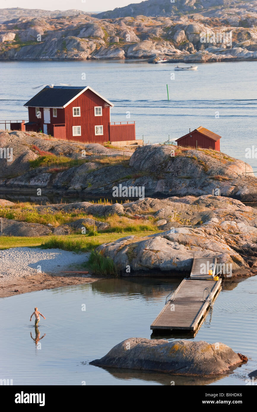 La balneazione in mare, SkŠrhamn sull isola di Tjorn, Bohuslan, sulla costa occidentale della Svezia Foto Stock