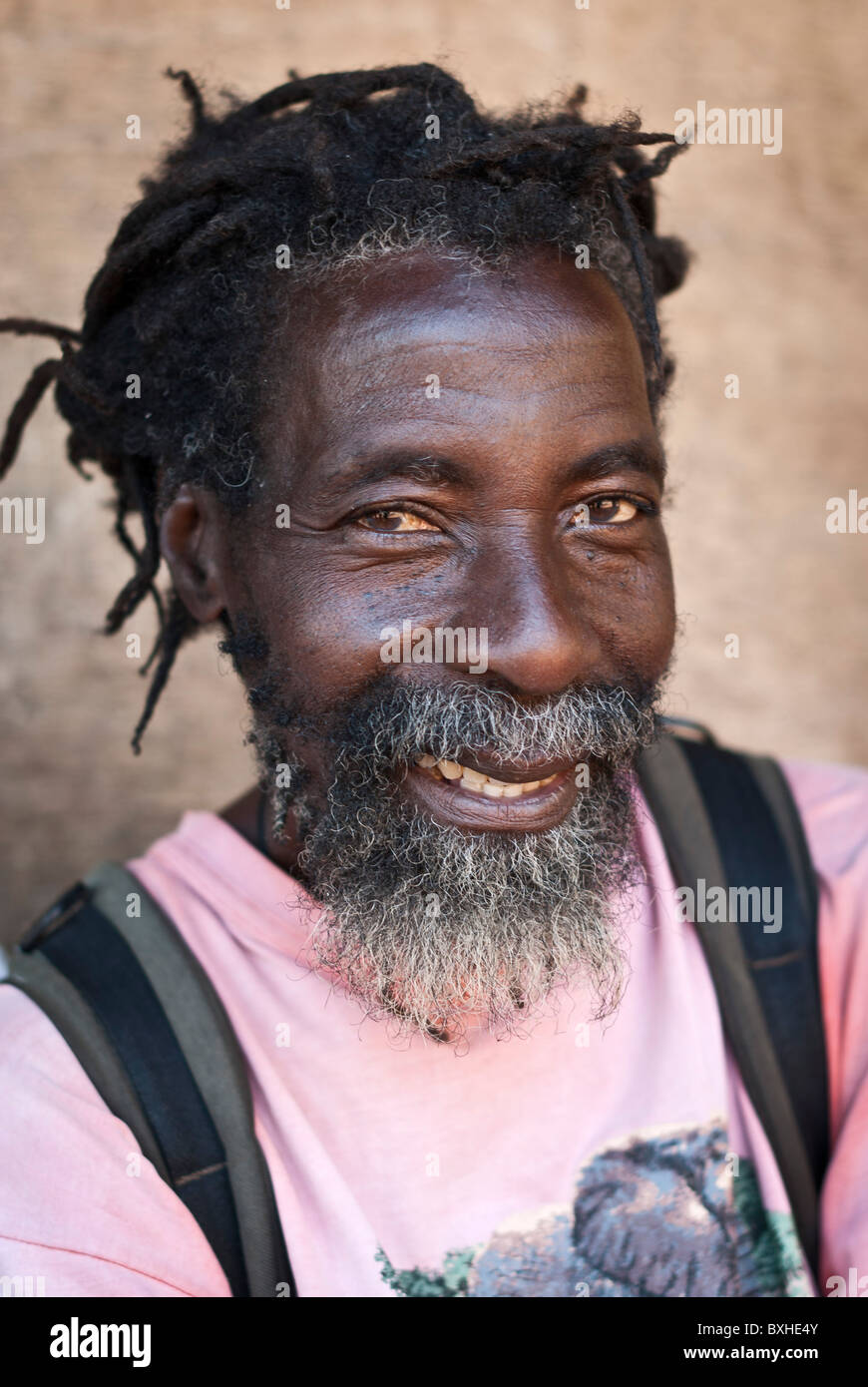 Uomo che guarda stretto alla telecamera, Chinotimba, Vicfalls, Zimbawe, Africa. Foto Stock