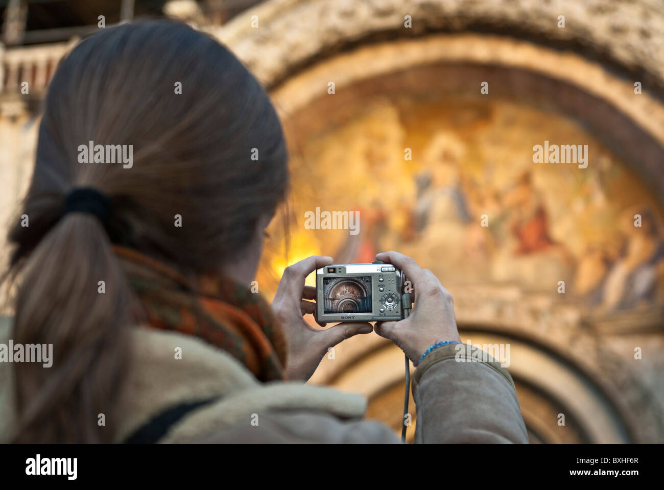Donna di scattare una foto degli affreschi di San Marcos cattedrale, Venezia, Italia, Europa. Foto Stock