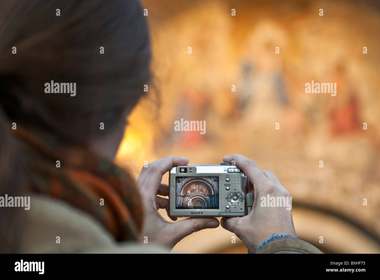 Donna di scattare una foto degli affreschi di San Marcos cattedrale, Venezia, Italia, Europa. Foto Stock