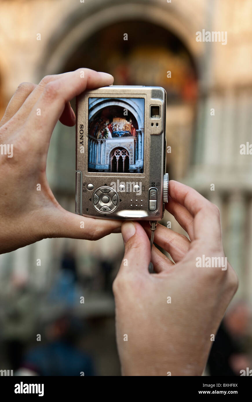 Cloe fino alle mani di una donna di scattare una foto degli affreschi di San Marcos cattedrale, Venezia, Italia, Europa. Foto Stock