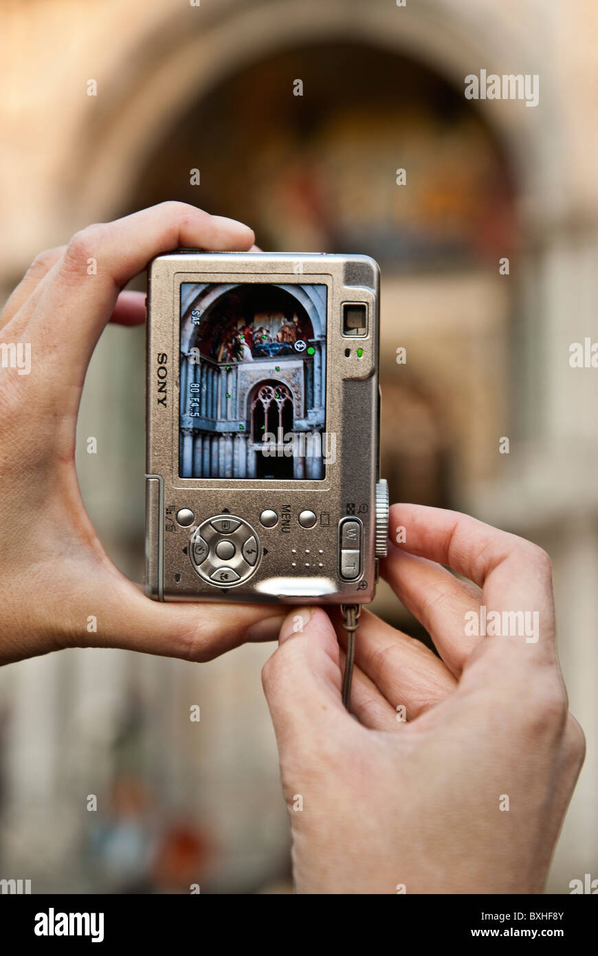 Cloe fino alle mani di una donna di scattare una foto degli affreschi di San Marcos cattedrale, Venezia, Italia, Europa. Foto Stock
