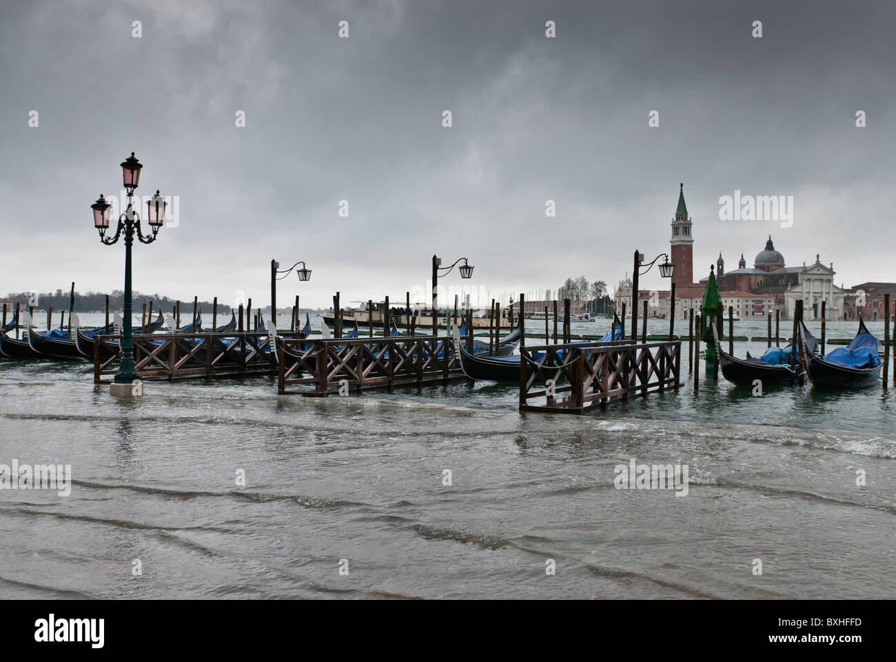 Piazza San Marco allagata da "acqua alta", Venezia, Italia e Europa Foto Stock