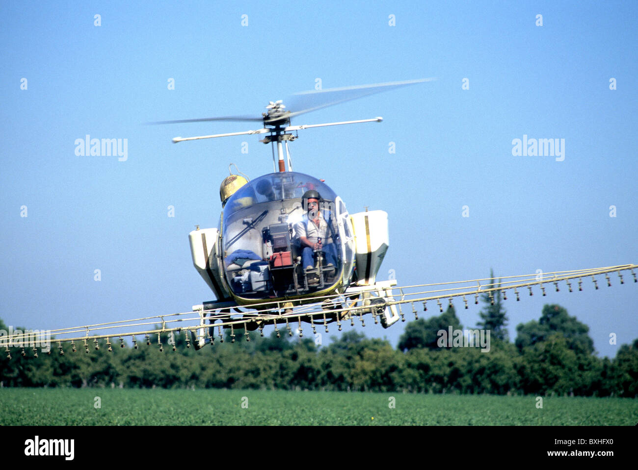 Elicottero 'Heller 3GB' qualche cosa fuori, spruzzatura campo agricolo, Foto Stock