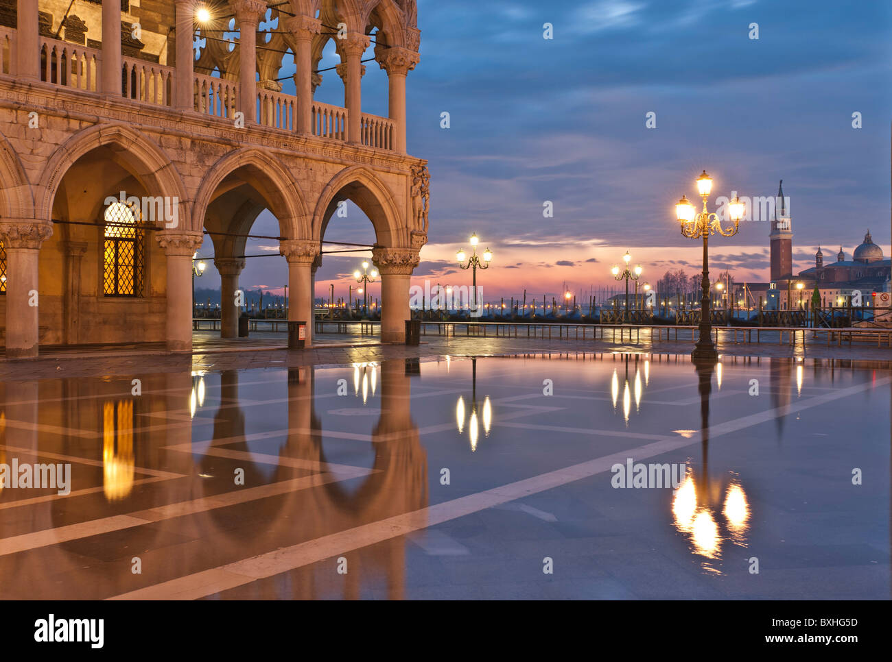 Piazza San Marco allagata da "acqua alta", Venezia, Italia e Europa Foto Stock