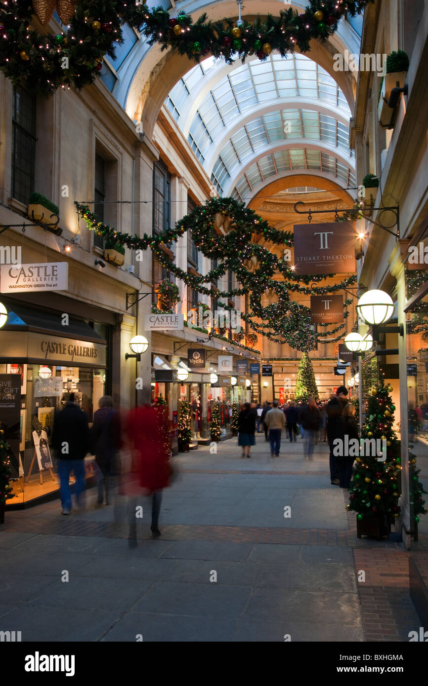 Negozi al dettaglio con gente affollata di negozi di Natale. Interni urbani con folle di acquirenti a Nottingham City Centre Mall High Street, Regno Unito Foto Stock