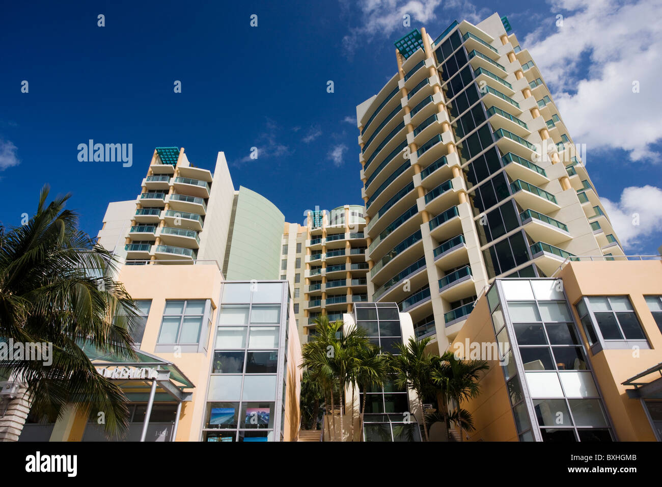 Architettura Art deco, in colori pastello alto blocchi di appartamenti a South Beach, Miami, Florida, Stati Uniti d'America Foto Stock