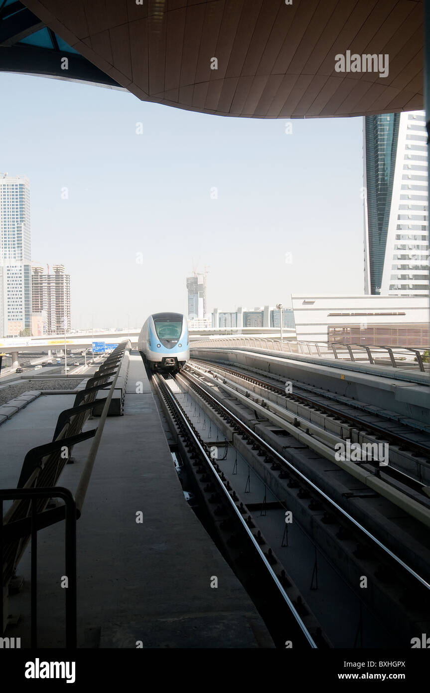 Un treno della metropolitana arriva in una stazione di Dubai Foto Stock