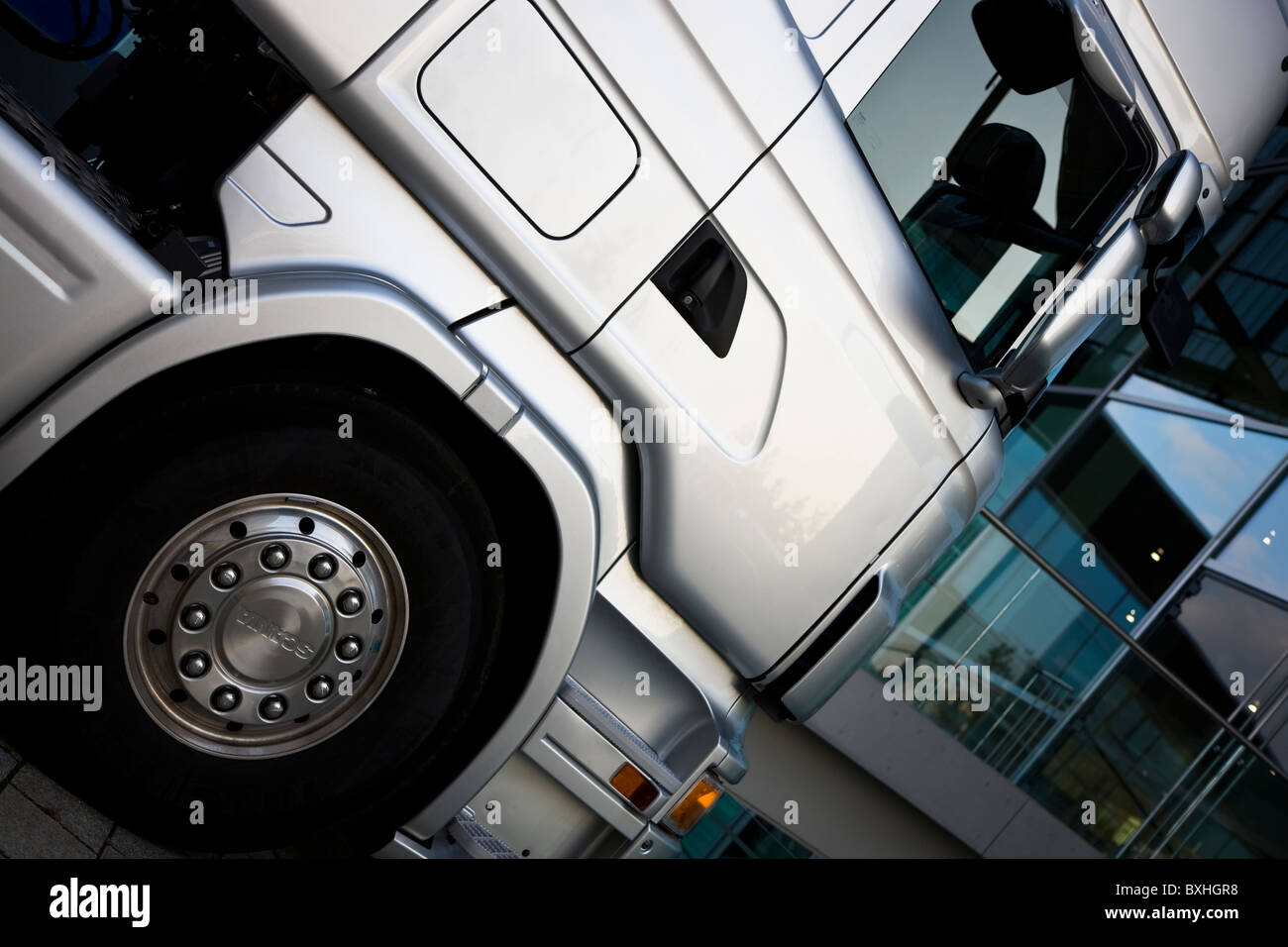 Autocarro Scania semi carrello automobile come mezzo di trasporto camion di trasporto cabina luce del settore autotrasporto logistica veicolo argento Foto Stock