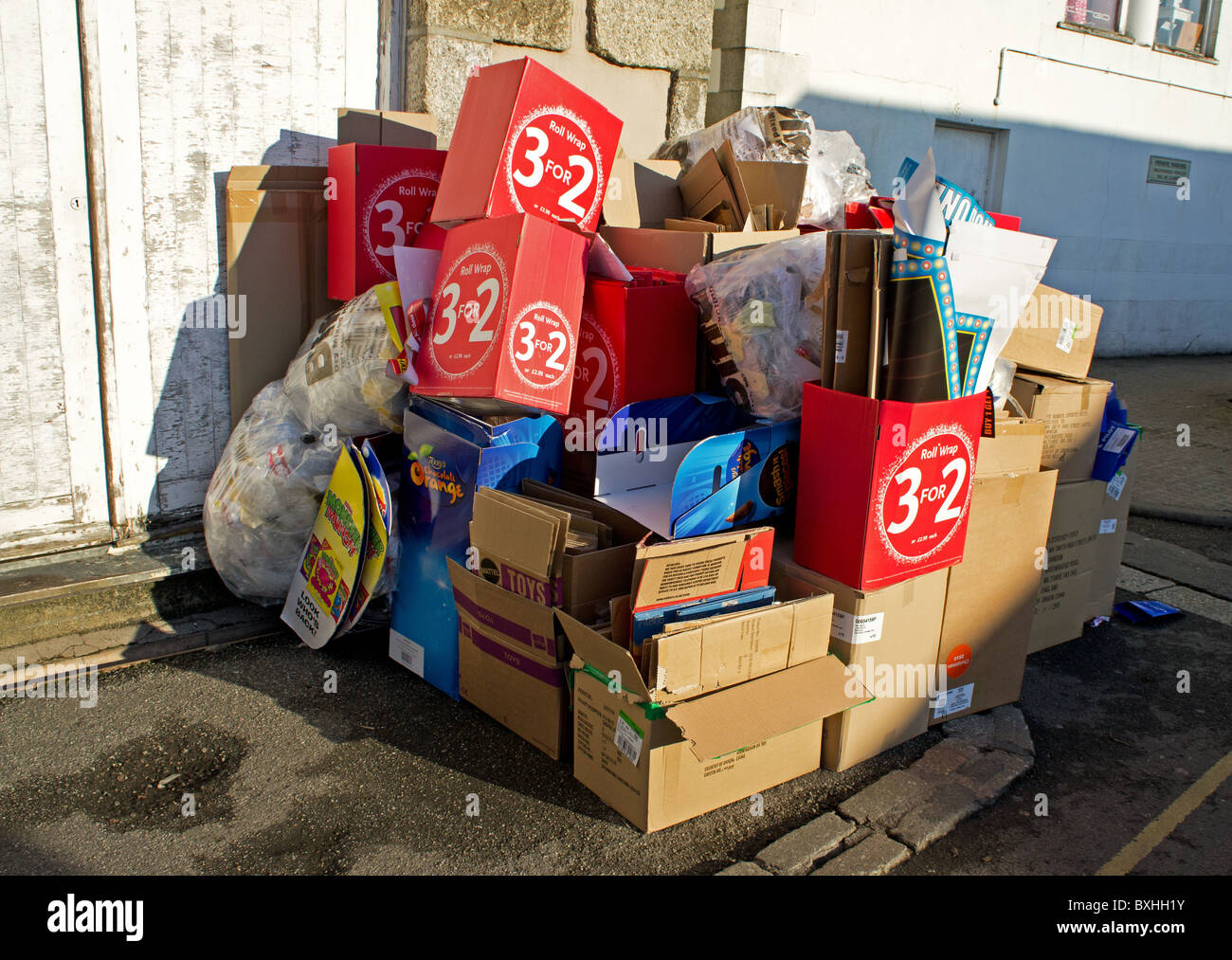 Cartone rifiuti pronti per essere raccolti per il riciclaggio, Regno Unito Foto Stock