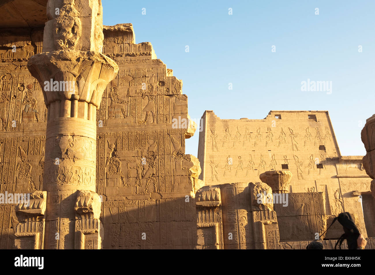 Edfu, Egitto. Geroglifici egiziani al Tempio di Horus a Edfu. Foto Stock