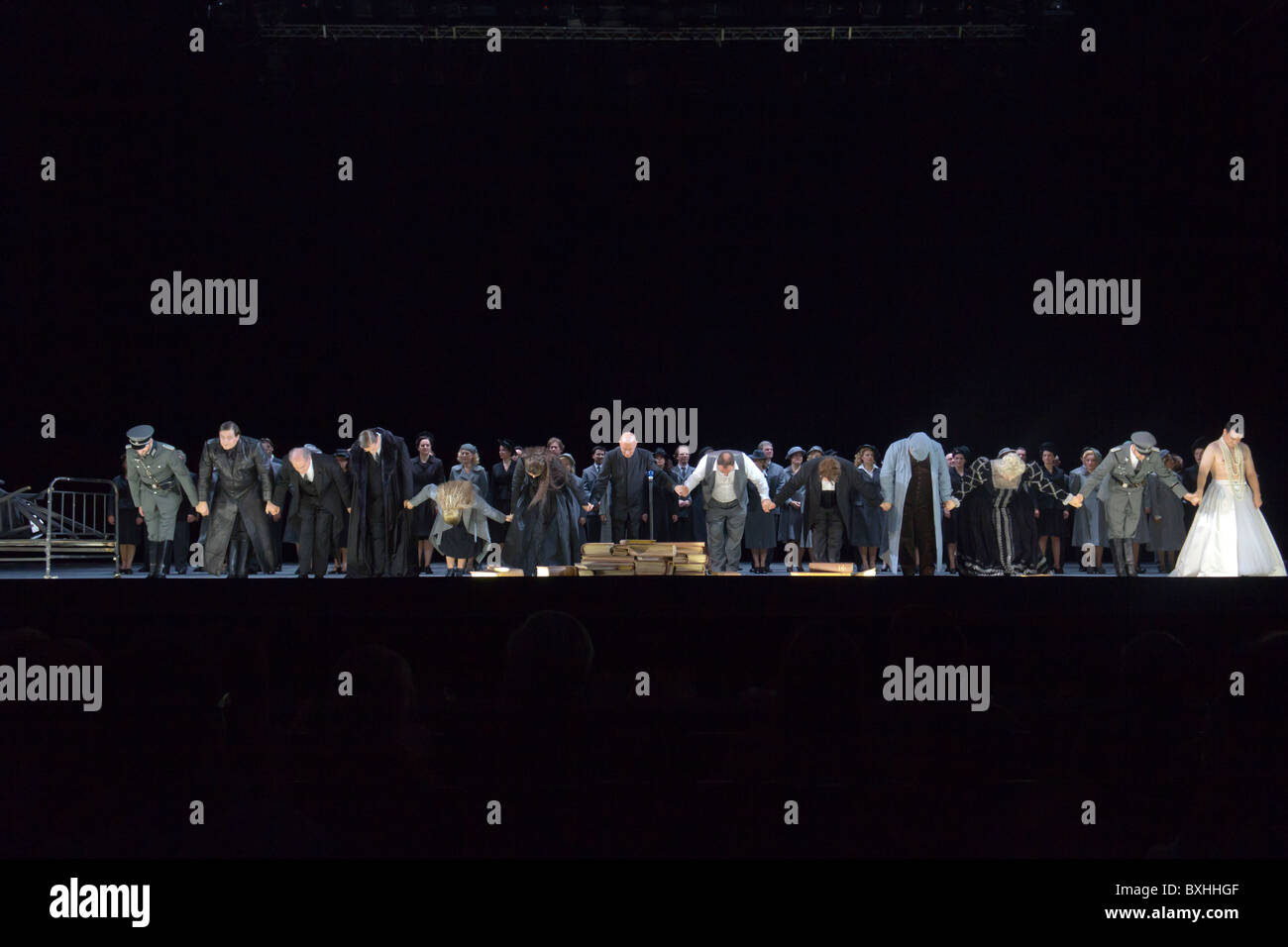 Curtain Call di cast di Mathis der Maler, Opera National de Paris Bastille, Paris, Francia Foto Stock