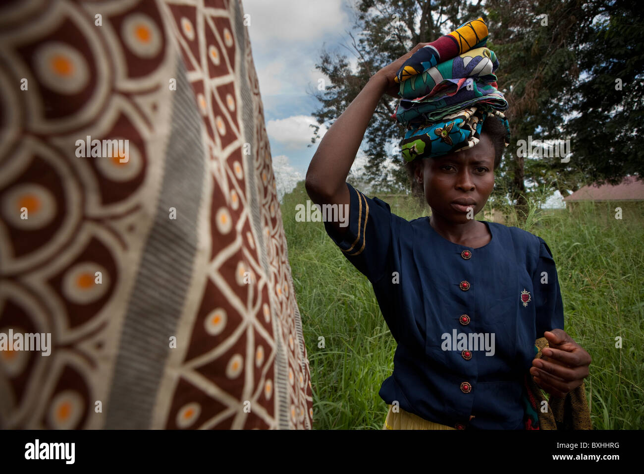 Una HIV positiva prende donna vestiti fuori la linea al di fuori di un ospedale in Amuria, Uganda, Africa orientale. Foto Stock