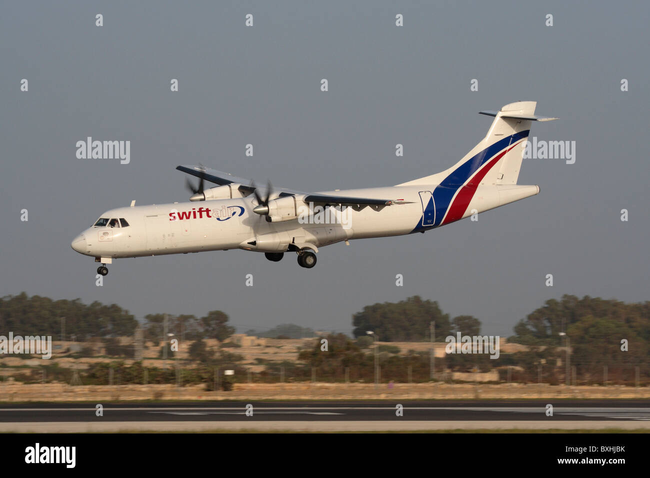 Breve Raggio del trasporto aereo di merci. Swiftair ATR 72 turboelica piano di carico in arrivo Foto Stock