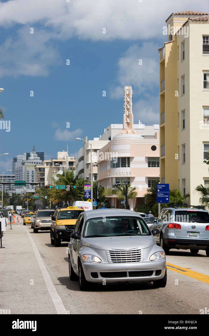 Chrysler PT Cruiser Classic auto passa architettura Art Deco in Collins Avenue, South Beach, Miami, Florida, Stati Uniti d'America Foto Stock