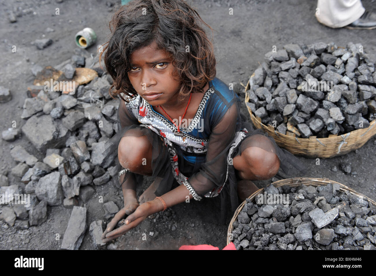 India Jharkhand Jharia bambini raccogliere carbone da bacini Foto Stock