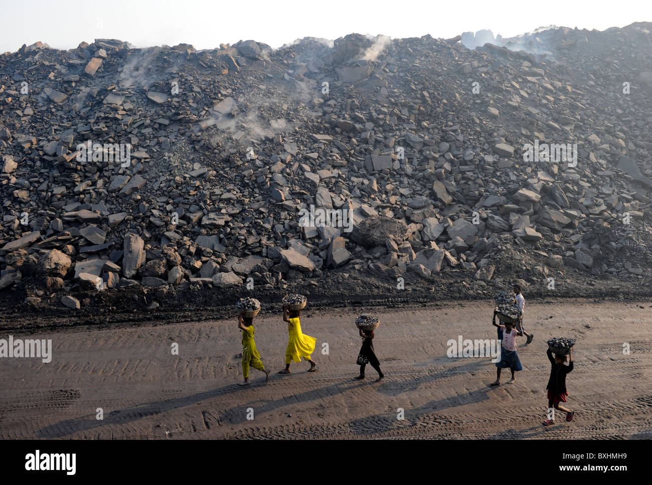 India Jharkhand Jharia bambini raccogliere carbone da bacini Foto Stock
