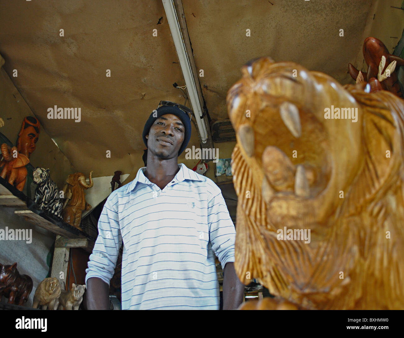 Uomo in officina con sculture in legno, San Pedro in Costa d Avorio Foto Stock