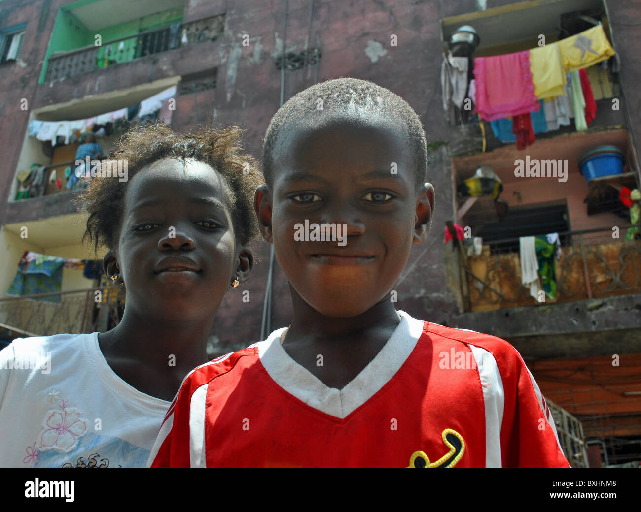 I bambini e i blocchi di appartamenti ad Abidjan, in Costa d Avorio, Africa occidentale Foto Stock