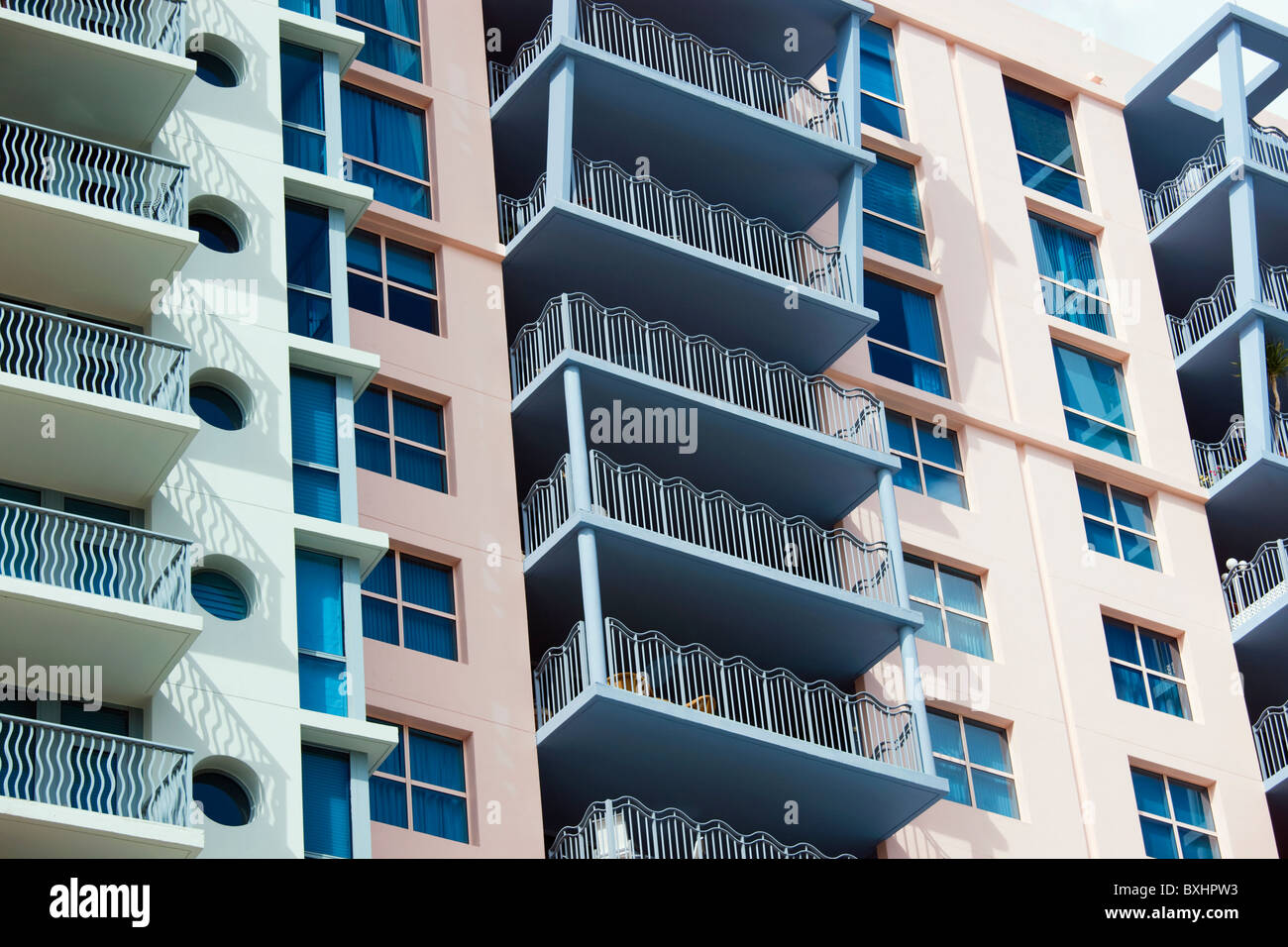 Architettura Art deco, in colori pastello, alto luogo blocchi di appartamenti Ocean Drive e South Beach, Miami, Florida, Stati Uniti d'America Foto Stock